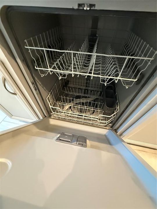 待售: $480,000 (4 贝兹, 2 浴室, 2080 平方英尺)