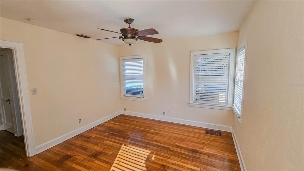 待售: $575,000 (2 贝兹, 1 浴室, 1197 平方英尺)