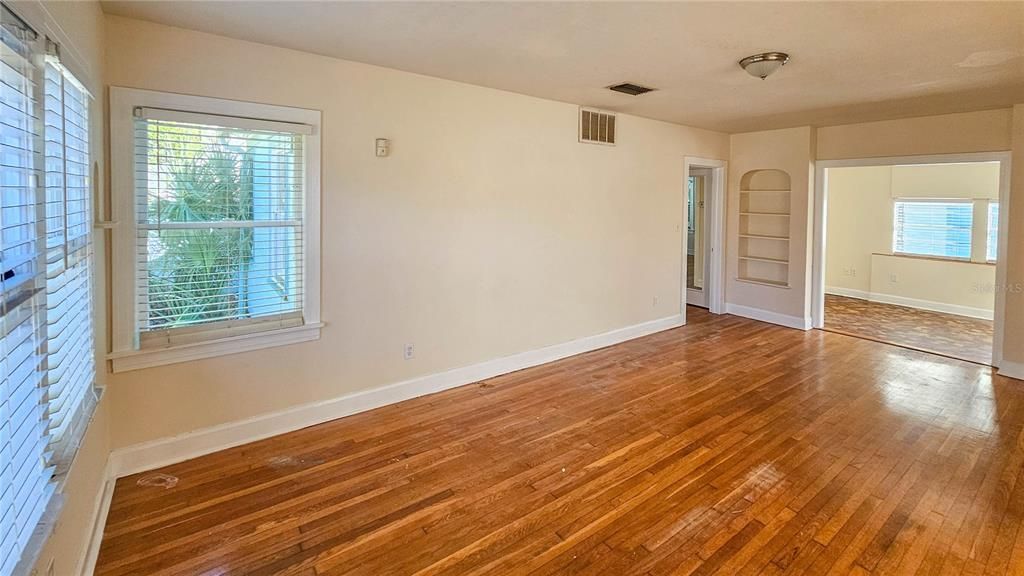 待售: $575,000 (2 贝兹, 1 浴室, 1197 平方英尺)