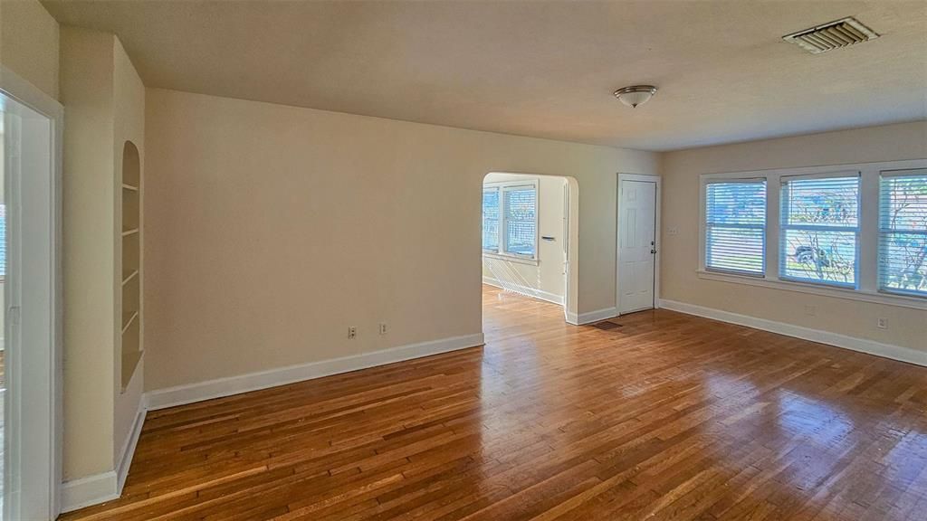 待售: $575,000 (2 贝兹, 1 浴室, 1197 平方英尺)