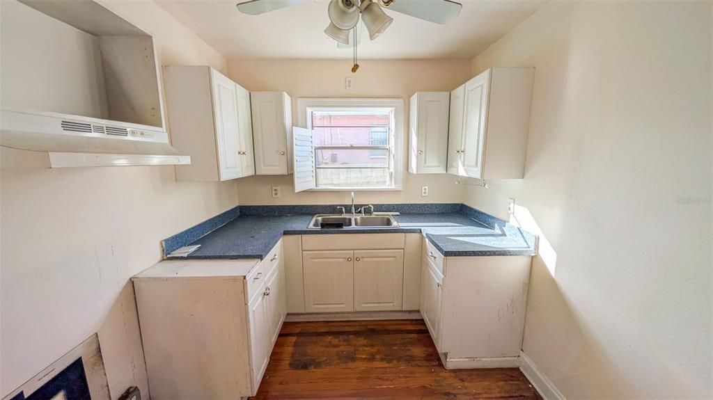 待售: $575,000 (2 贝兹, 1 浴室, 1197 平方英尺)