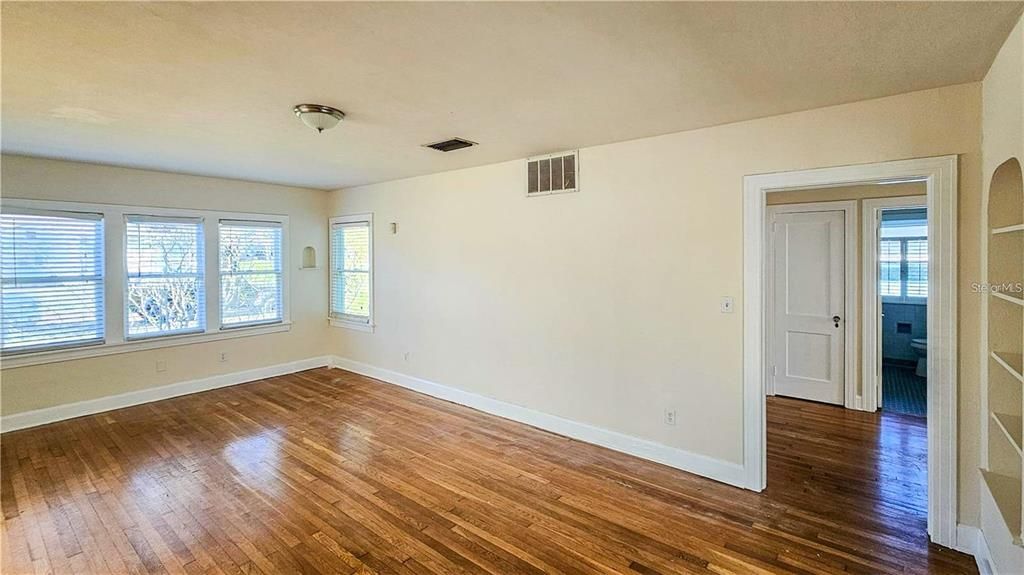 待售: $575,000 (2 贝兹, 1 浴室, 1197 平方英尺)