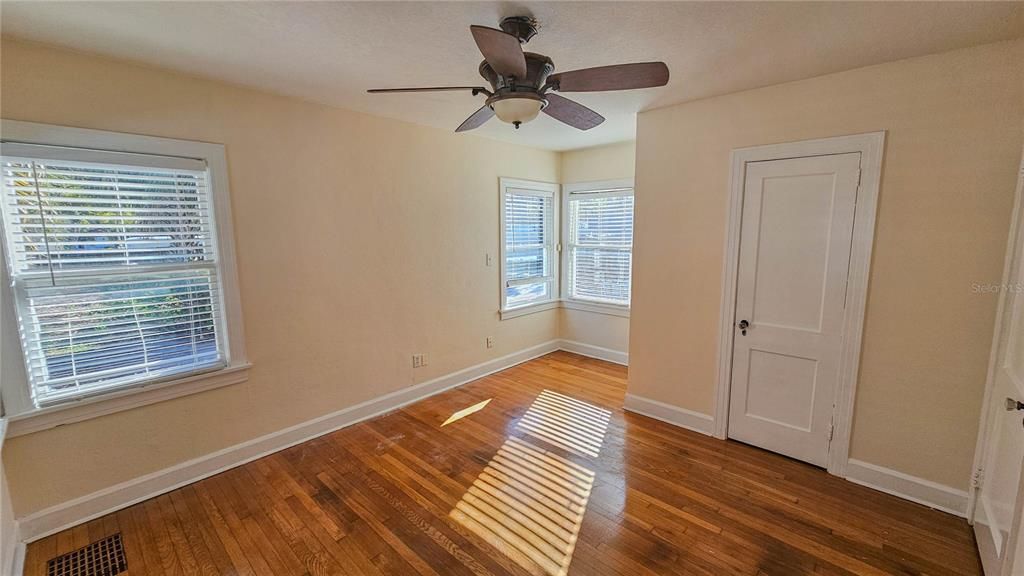 待售: $575,000 (2 贝兹, 1 浴室, 1197 平方英尺)