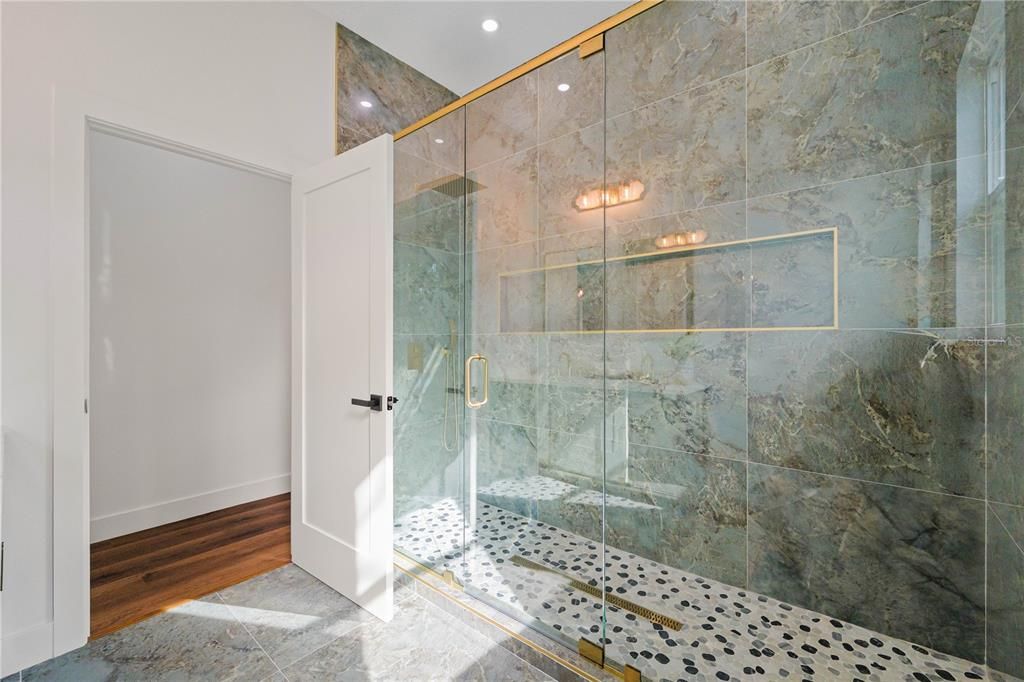 En Venta: $829,800 (3 camas, 2 baños, 2243 Pies cuadrados)