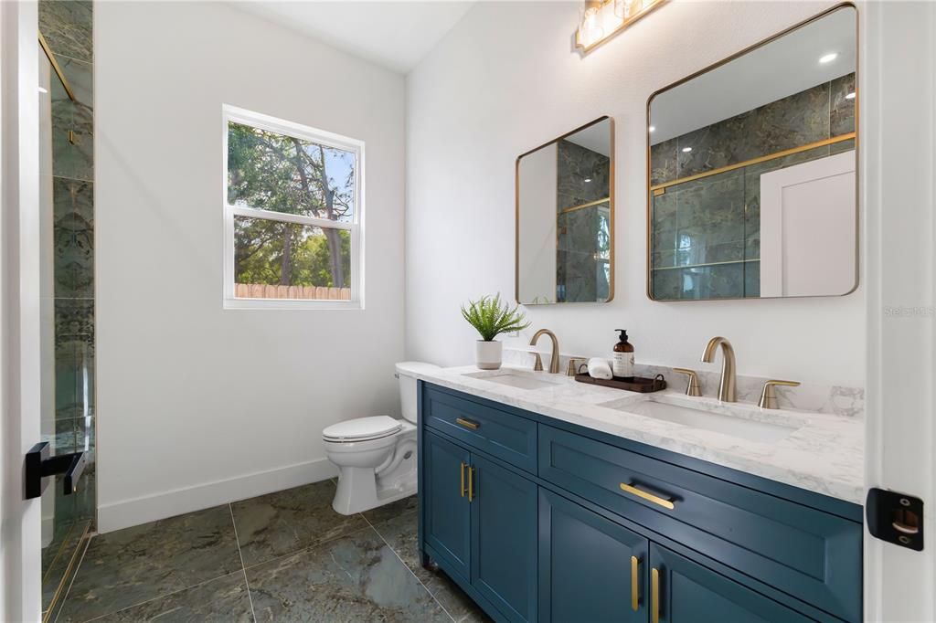 En Venta: $829,800 (3 camas, 2 baños, 2243 Pies cuadrados)