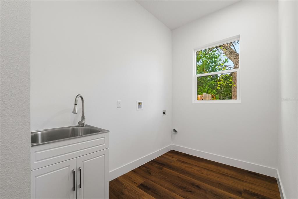 En Venta: $829,800 (3 camas, 2 baños, 2243 Pies cuadrados)