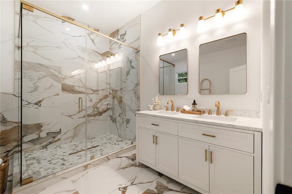 En Venta: $829,800 (3 camas, 2 baños, 2243 Pies cuadrados)