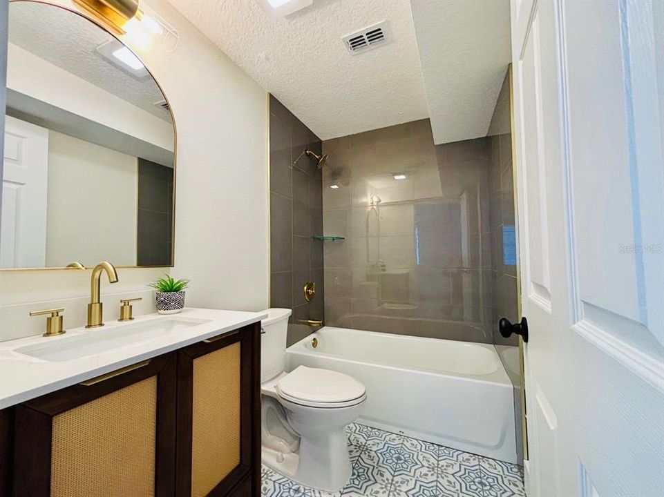 En Venta: $355,000 (4 camas, 2 baños, 1209 Pies cuadrados)