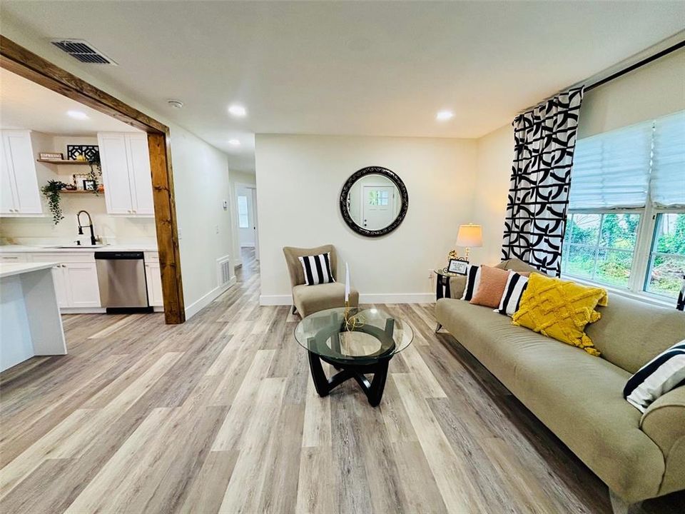 En Venta: $355,000 (4 camas, 2 baños, 1209 Pies cuadrados)