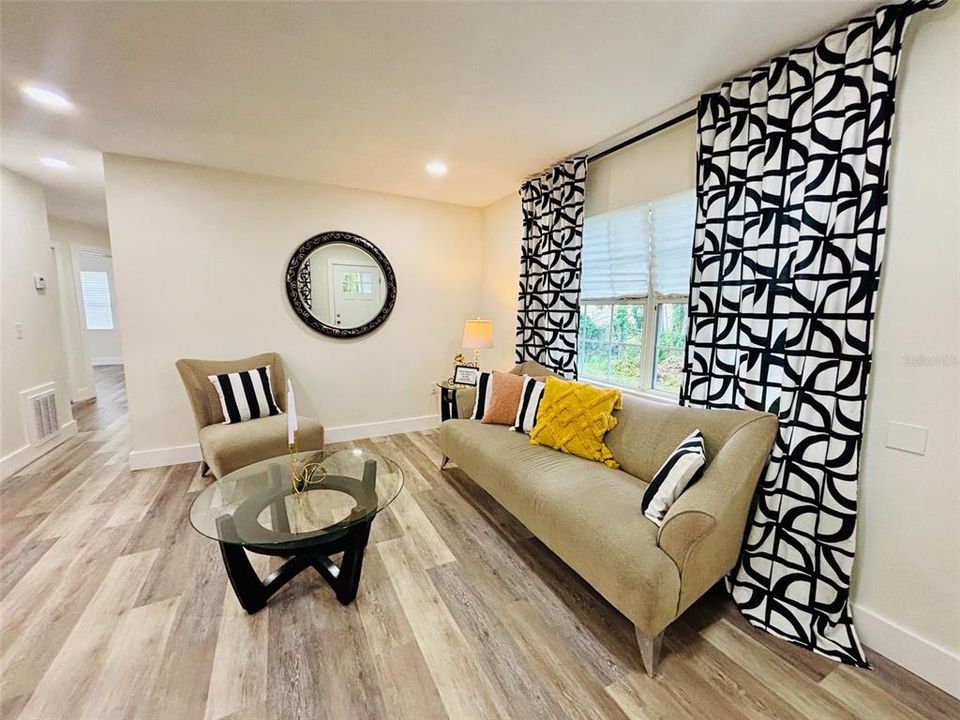 En Venta: $355,000 (4 camas, 2 baños, 1209 Pies cuadrados)