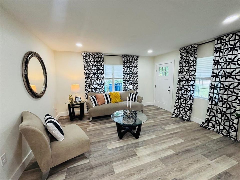 En Venta: $355,000 (4 camas, 2 baños, 1209 Pies cuadrados)