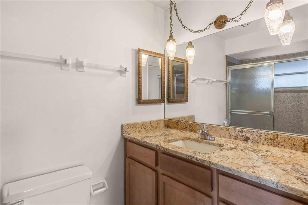 待售: $229,000 (2 贝兹, 2 浴室, 1077 平方英尺)