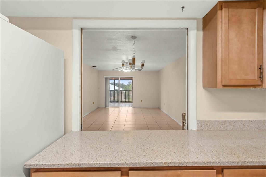 待售: $229,000 (2 贝兹, 2 浴室, 1077 平方英尺)