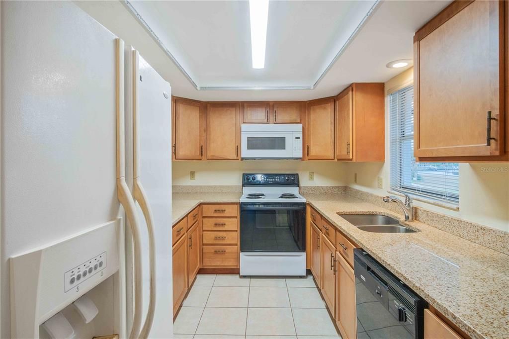 待售: $229,000 (2 贝兹, 2 浴室, 1077 平方英尺)