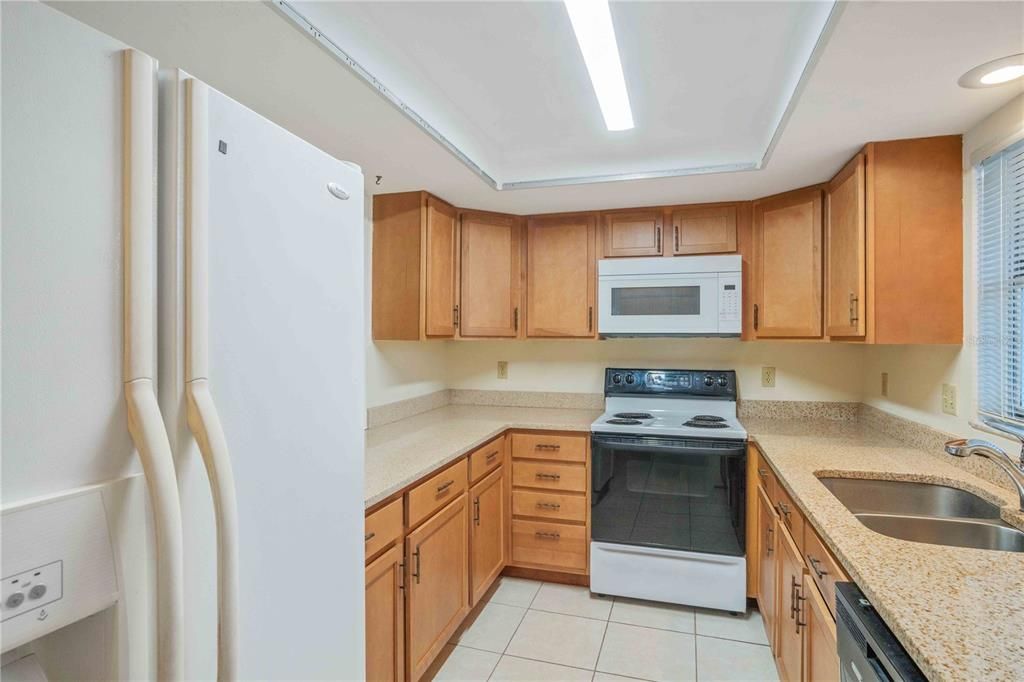 待售: $229,000 (2 贝兹, 2 浴室, 1077 平方英尺)