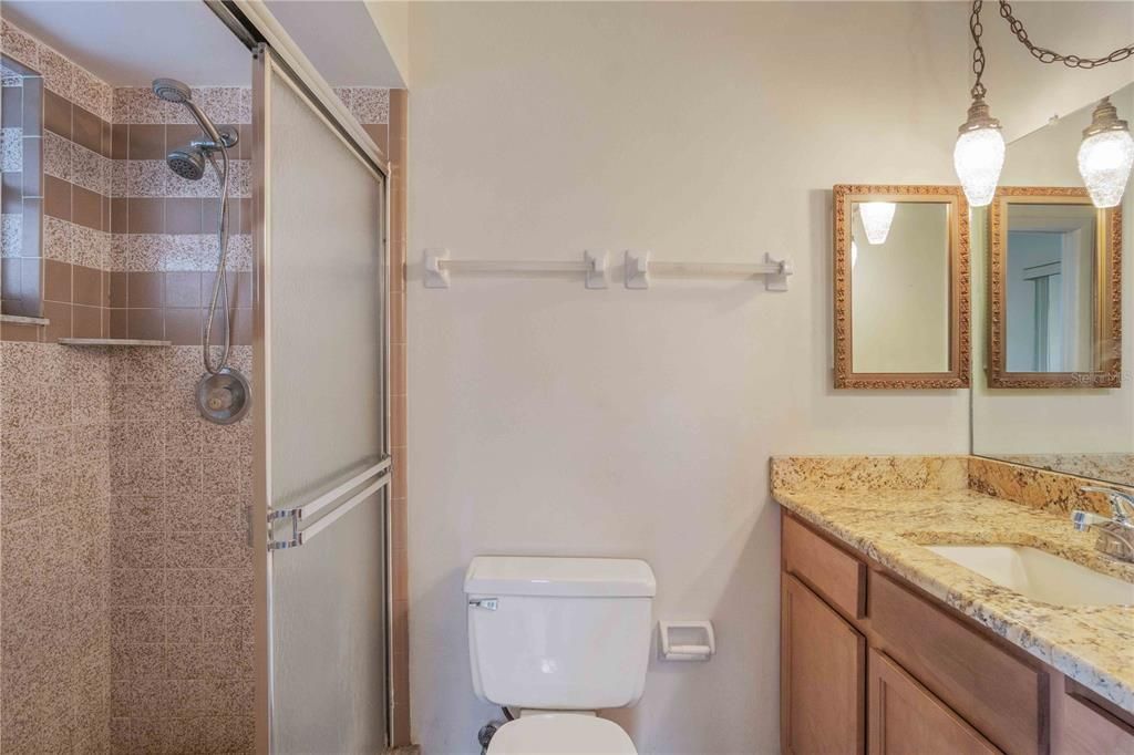 待售: $229,000 (2 贝兹, 2 浴室, 1077 平方英尺)