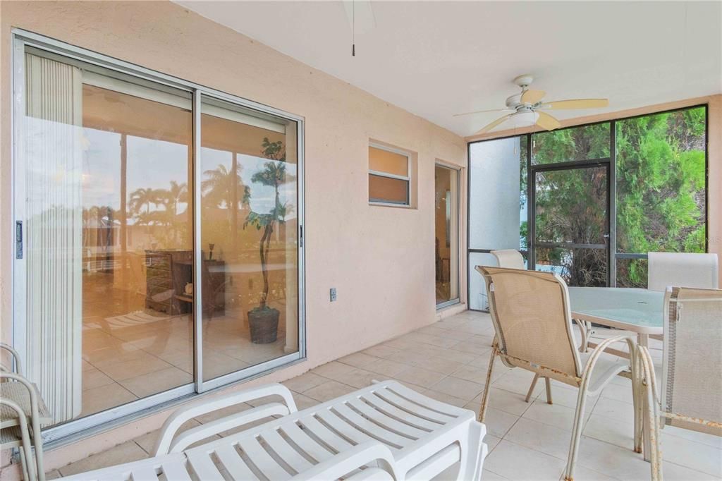 En Venta: $239,000 (2 camas, 2 baños, 1077 Pies cuadrados)