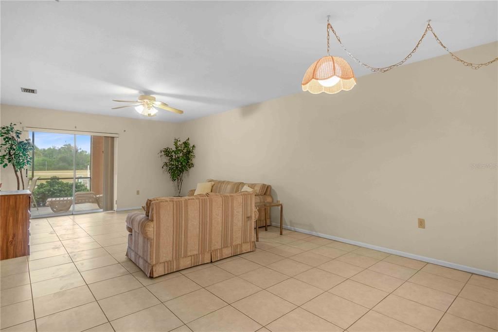 En Venta: $239,000 (2 camas, 2 baños, 1077 Pies cuadrados)