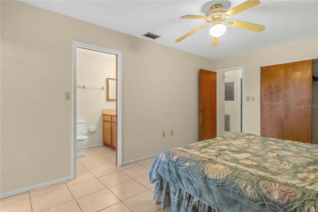 En Venta: $239,000 (2 camas, 2 baños, 1077 Pies cuadrados)