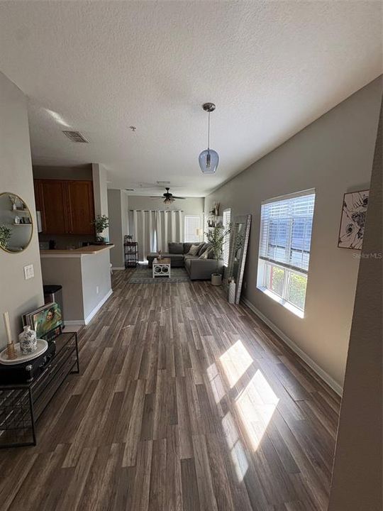 待售: $209,000 (2 贝兹, 2 浴室, 929 平方英尺)