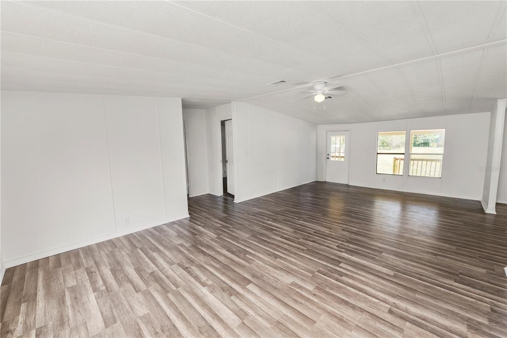 На продажу: $279,900 (3 спален, 2 ванн, 1404 Квадратных фут)