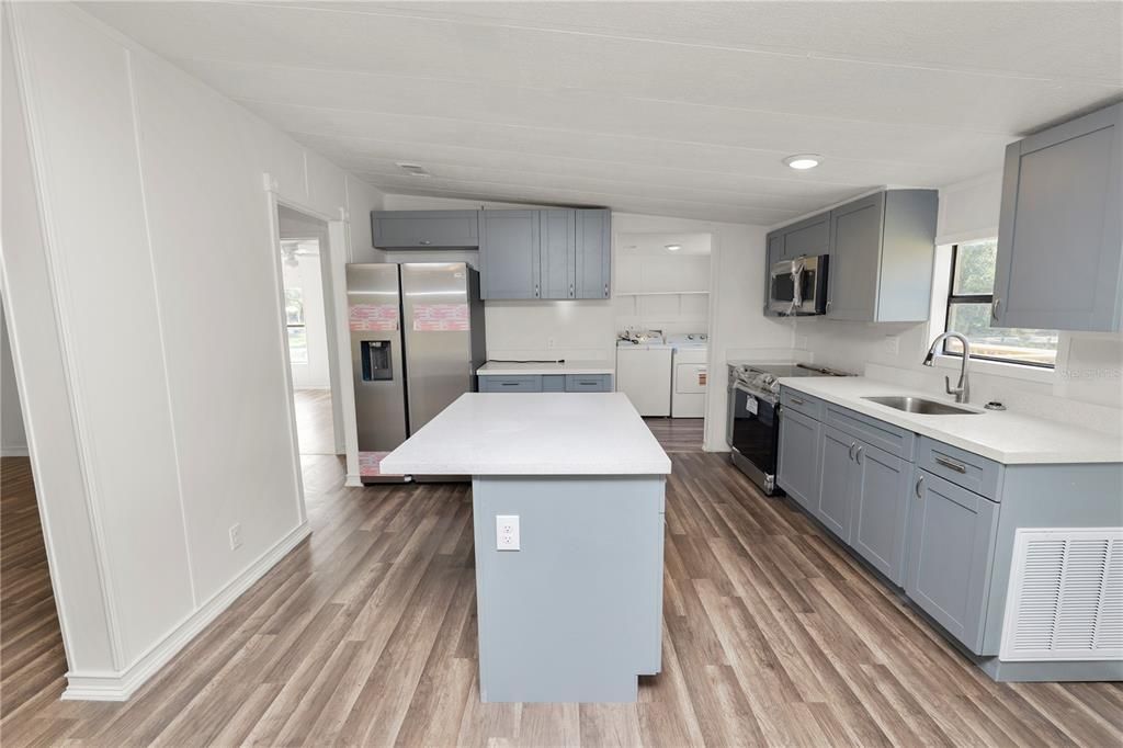 На продажу: $279,900 (3 спален, 2 ванн, 1404 Квадратных фут)