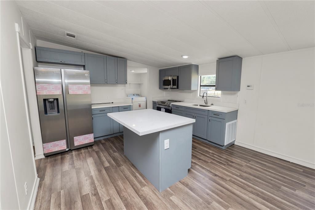 На продажу: $279,900 (3 спален, 2 ванн, 1404 Квадратных фут)