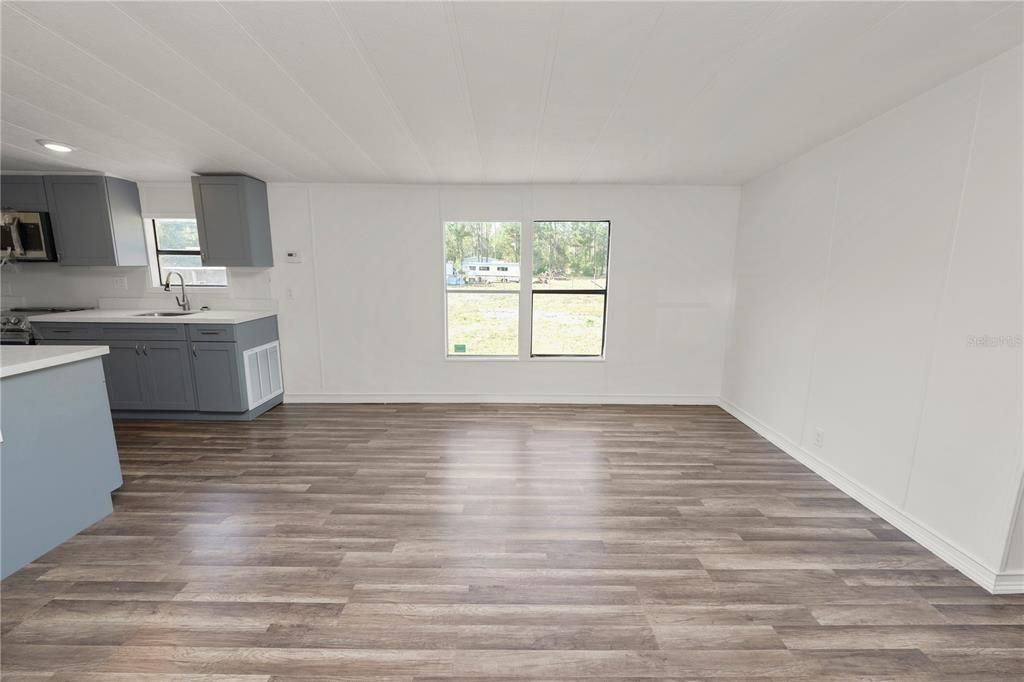 На продажу: $279,900 (3 спален, 2 ванн, 1404 Квадратных фут)