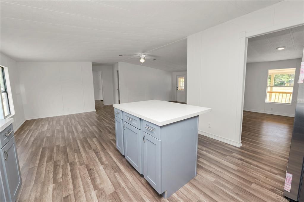 На продажу: $279,900 (3 спален, 2 ванн, 1404 Квадратных фут)