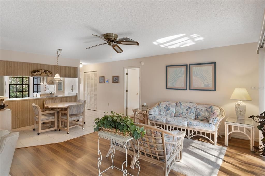 For Sale: $199,900 (2 beds, 2 baths, 1296 Square Feet)