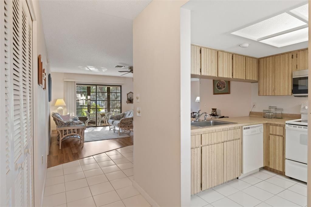 For Sale: $199,900 (2 beds, 2 baths, 1296 Square Feet)