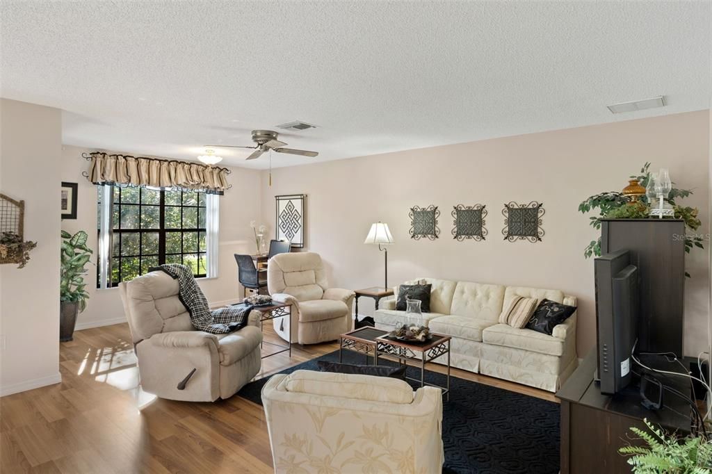 For Sale: $199,900 (2 beds, 2 baths, 1296 Square Feet)