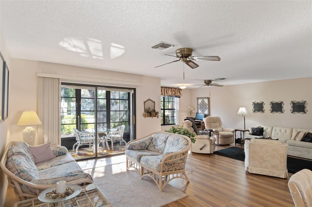 For Sale: $199,900 (2 beds, 2 baths, 1296 Square Feet)