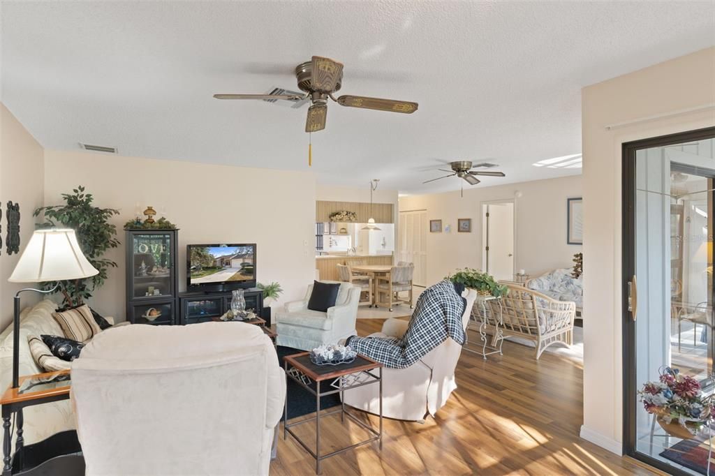 For Sale: $199,900 (2 beds, 2 baths, 1296 Square Feet)