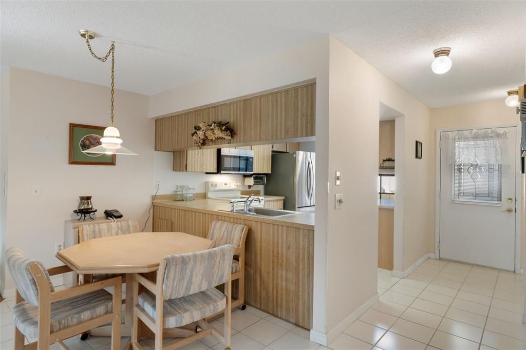 For Sale: $199,900 (2 beds, 2 baths, 1296 Square Feet)