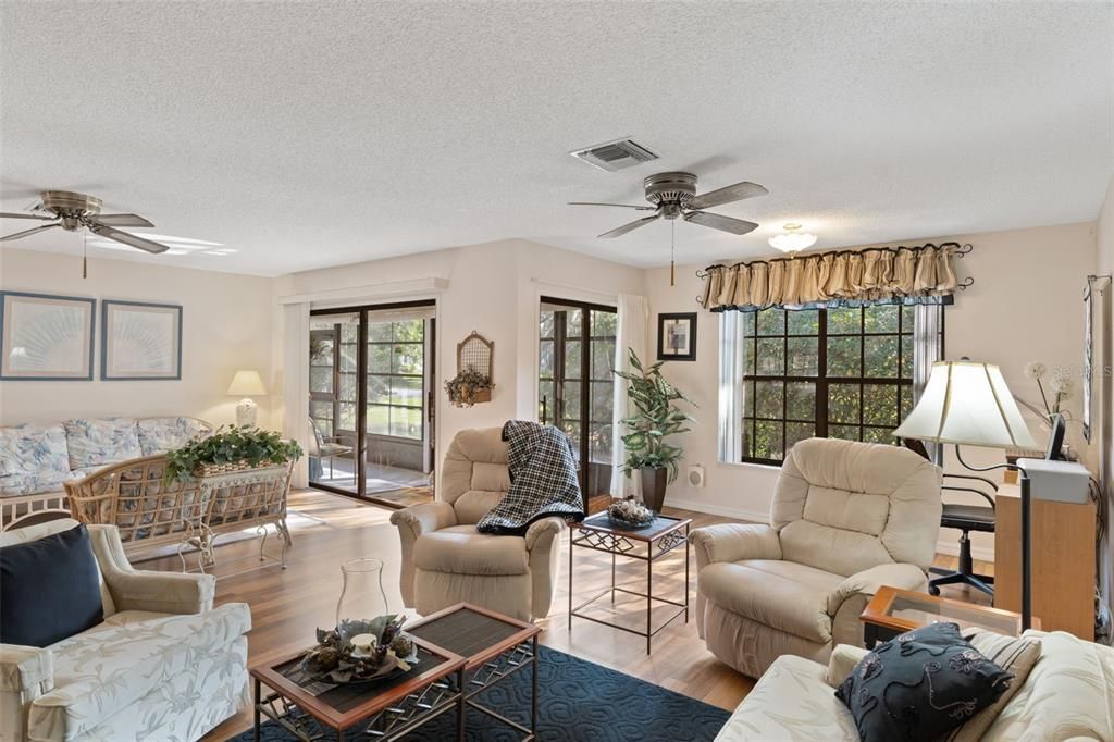 For Sale: $199,900 (2 beds, 2 baths, 1296 Square Feet)