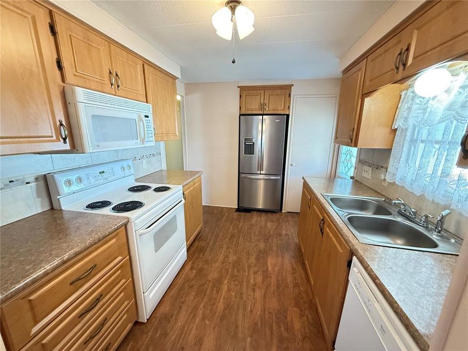 待售: $152,000 (2 贝兹, 2 浴室, 1074 平方英尺)