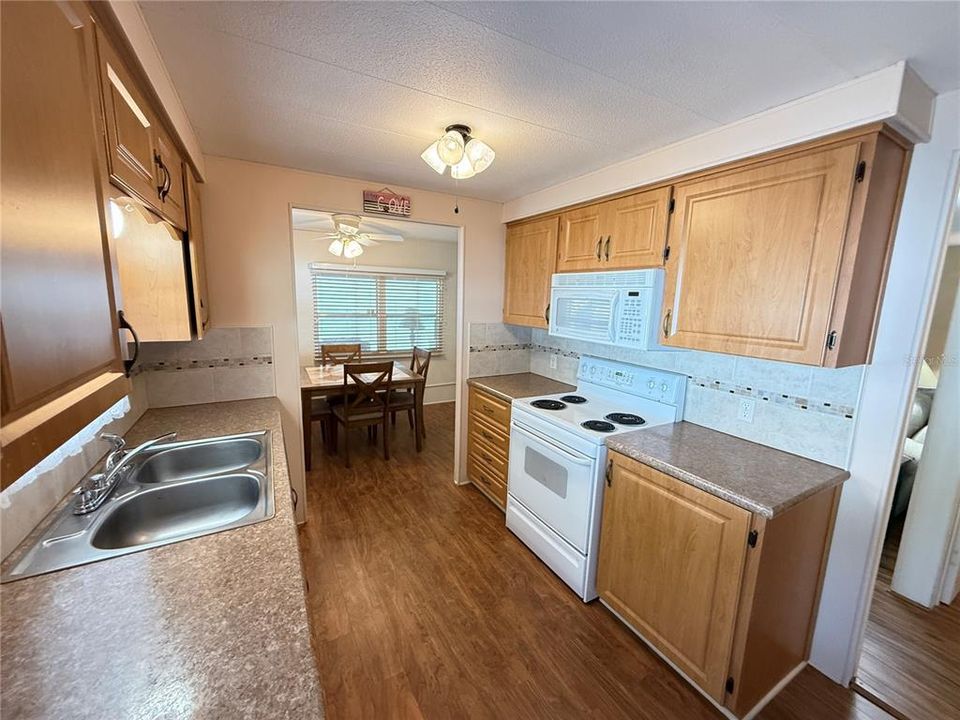 待售: $152,000 (2 贝兹, 2 浴室, 1074 平方英尺)