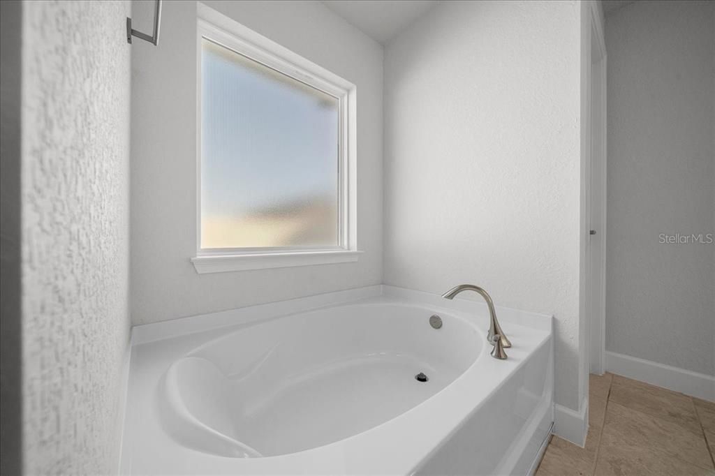 For Sale: $420,000 (4 beds, 3 baths, 3000 Square Feet)