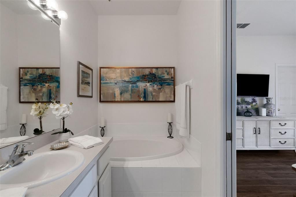 На продажу: $299,000 (3 спален, 2 ванн, 1376 Квадратных фут)