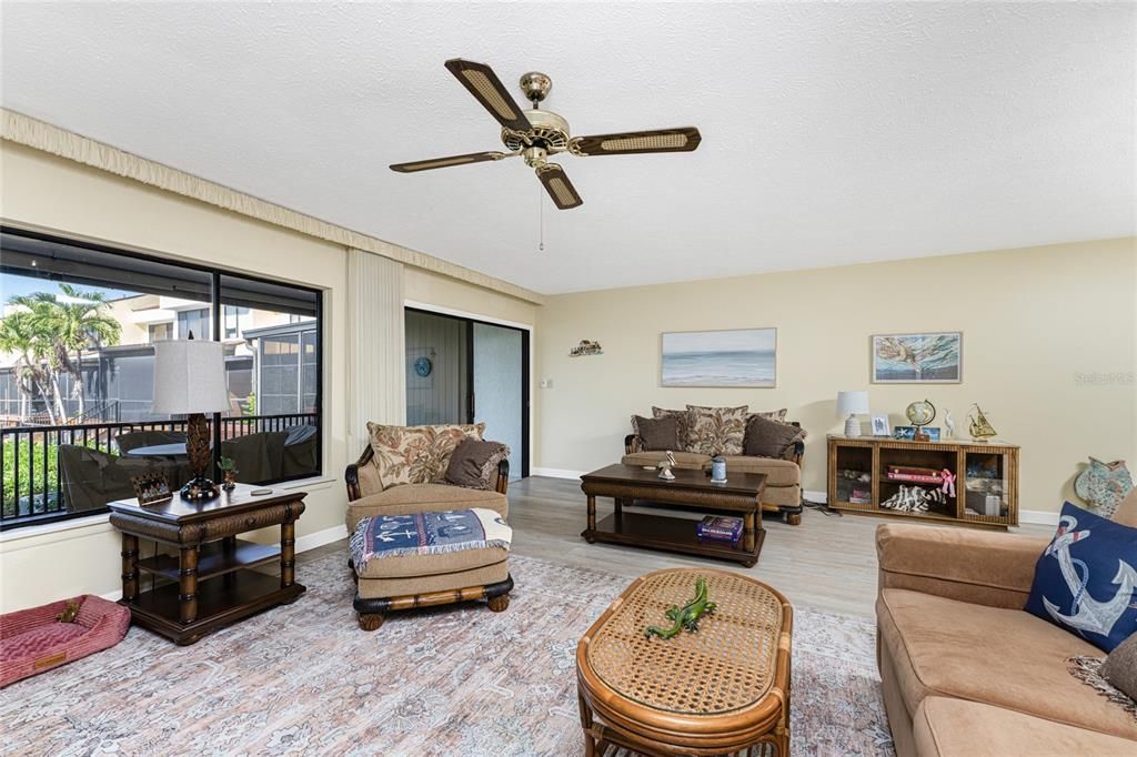 待售: $329,000 (2 贝兹, 2 浴室, 1469 平方英尺)