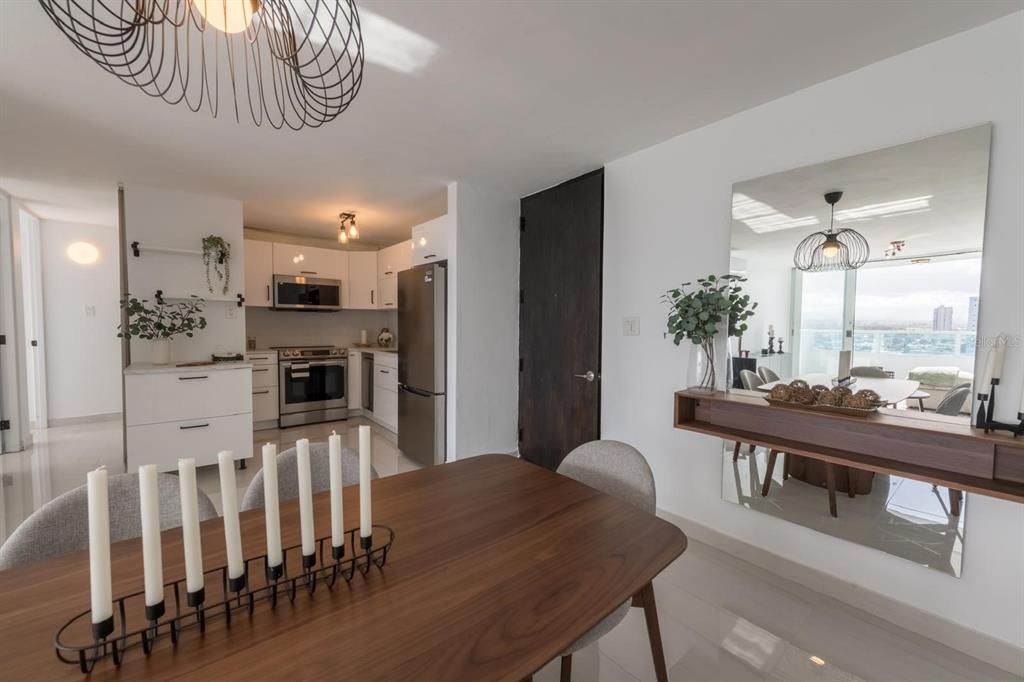 出租: $3,500 (2 贝兹, 1 浴室, 1036 平方英尺)