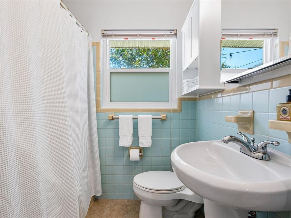 For Sale: $775,000 (3 beds, 2 baths, 1207 Square Feet)