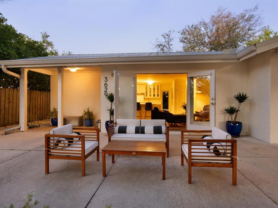 For Sale: $775,000 (3 beds, 2 baths, 1207 Square Feet)