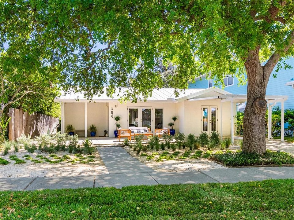 For Sale: $775,000 (3 beds, 2 baths, 1207 Square Feet)