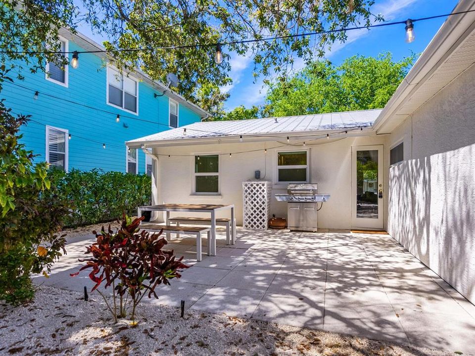 For Sale: $775,000 (3 beds, 2 baths, 1207 Square Feet)