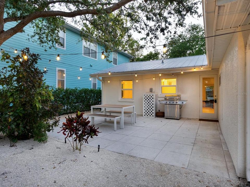 For Sale: $775,000 (3 beds, 2 baths, 1207 Square Feet)