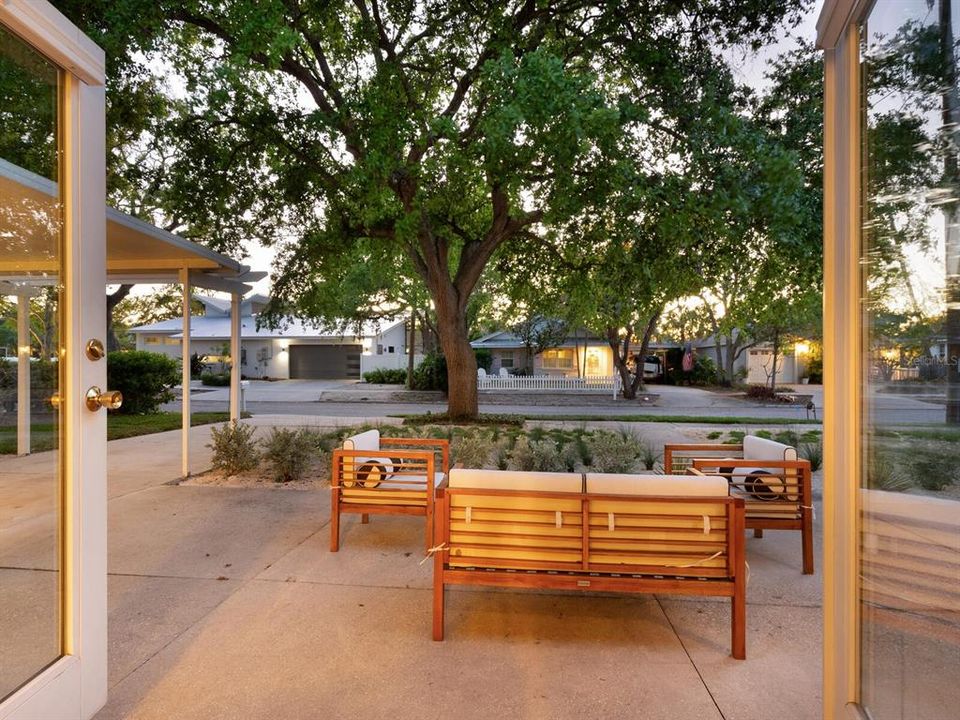 For Sale: $775,000 (3 beds, 2 baths, 1207 Square Feet)