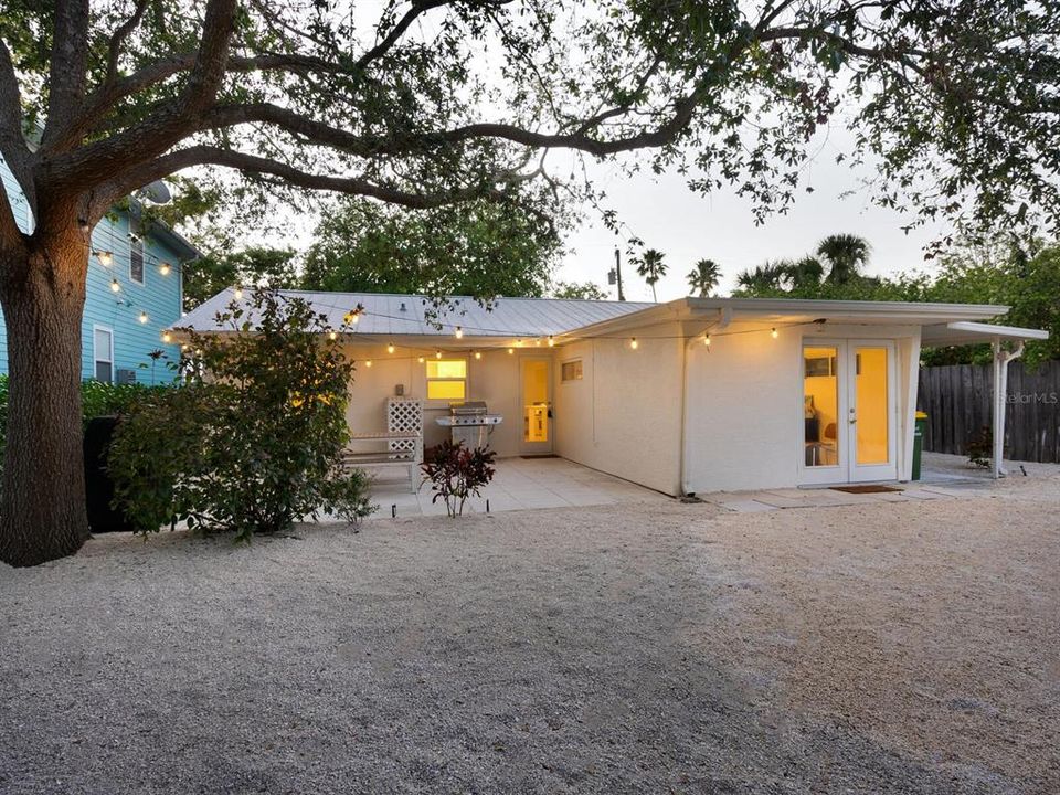 For Sale: $775,000 (3 beds, 2 baths, 1207 Square Feet)