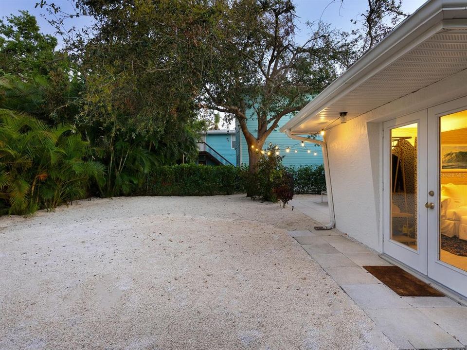 For Sale: $775,000 (3 beds, 2 baths, 1207 Square Feet)